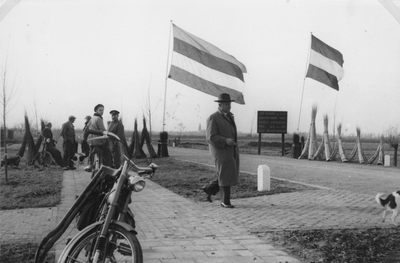 841740 Afbeelding van de feestelijke openstelling van de Weg No. 7 van Schoonhoven naar Lopik (later de M.A. Reinaldaweg).